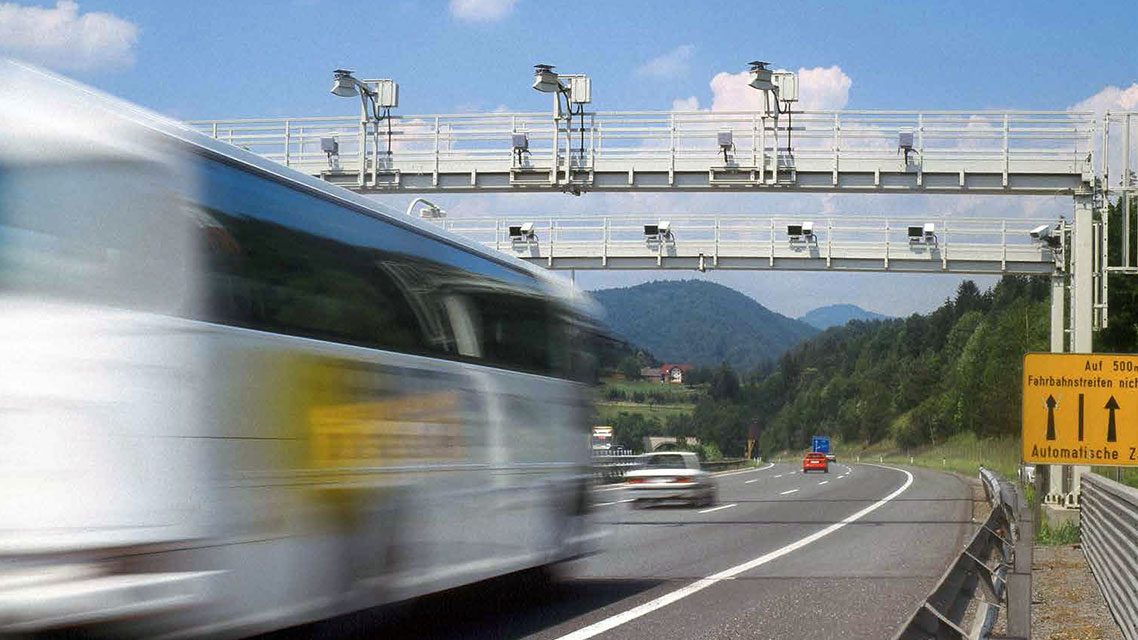 Ein Bus fährt auf einer Autobahn.
