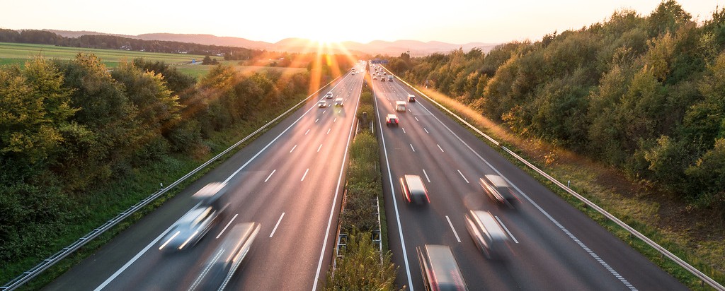 Autobahn mit fahrenden Autos
