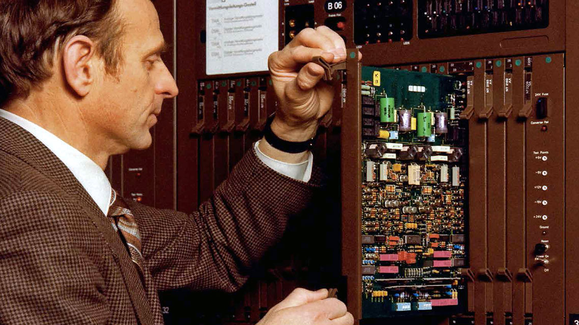 Ein Mann repariert einen Computer.