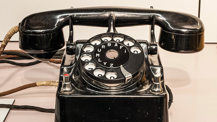 Nahaufnahme eines Tischtelefons mit Tragring.