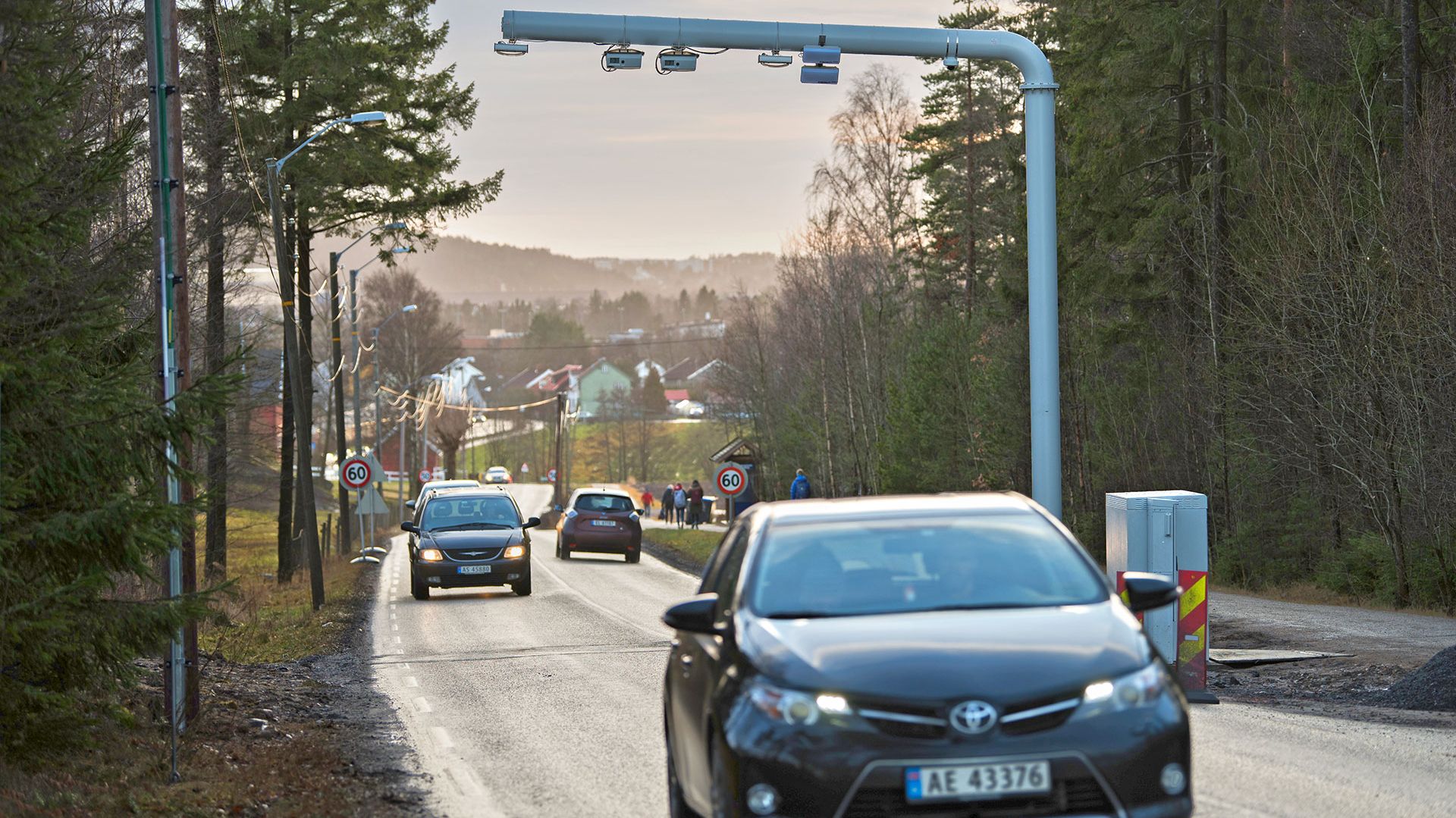 © Kapsch TrafficCom Autos auf einer Straße mit einer Ampel.