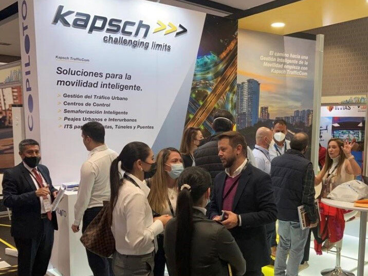 Eine Gruppe von Menschen steht in einem Raum, einige tragen Anzüge und Jeans.