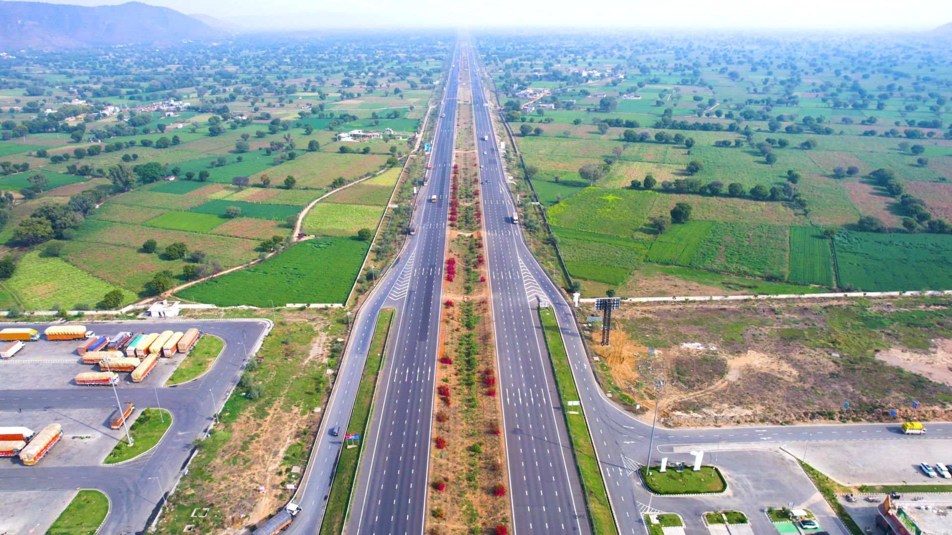 India Delhi Mumbai Highway GettyImages-2210015811