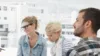 Eine Gruppe von Menschen, die im Freien über Karrieremöglichkeiten bei Kapsch TrafficCom in Österreich diskutieren.