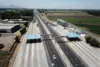 Autopista en Alemania con vehículos circulando, parte del proyecto C-ITS de Kapsch TrafficCom.