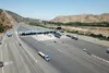 Autopista con coches y un puente en un proyecto de Kapsch TrafficCom en Alemania.