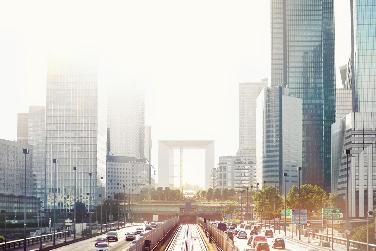 Vista aérea de la ciudad de Madrid con coches y edificios.
