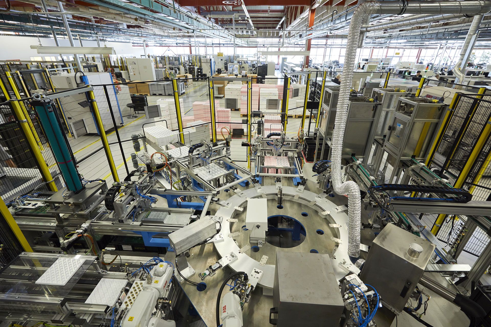 Große Industriefabrik mit moderner Maschinenanlage für elektronische Fertigungsdienstleistungen von Kapsch Components.