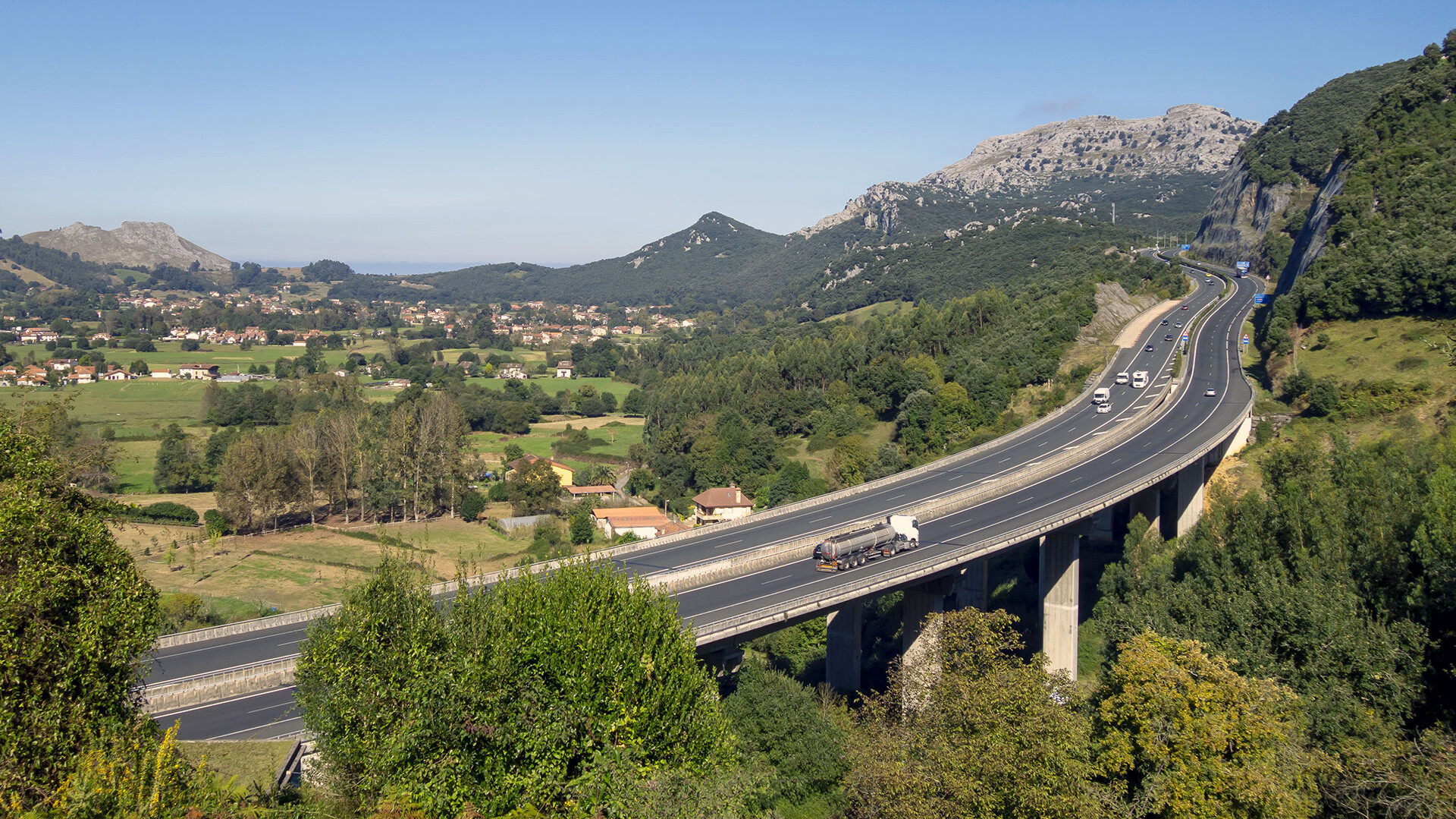 © Bildnachweis: agafapaperiapunta
Creative #: 1082883748
Lizenztyp: Lizenzfrei
Kollektion: iStock / Getty Images Plus Autobahn mit fahrenden Autos unter freiem Himmel.