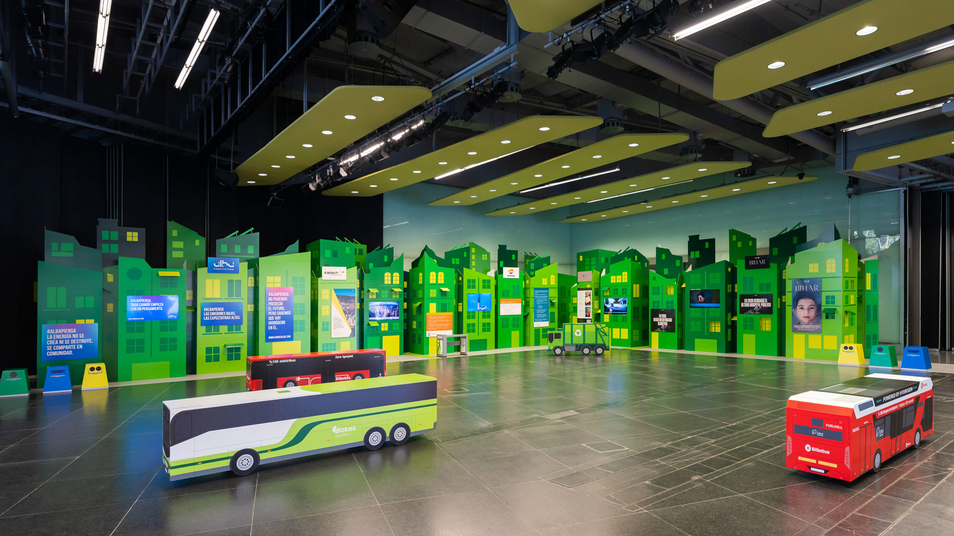 Großer Raum mit grünem Gebäude und Bus.