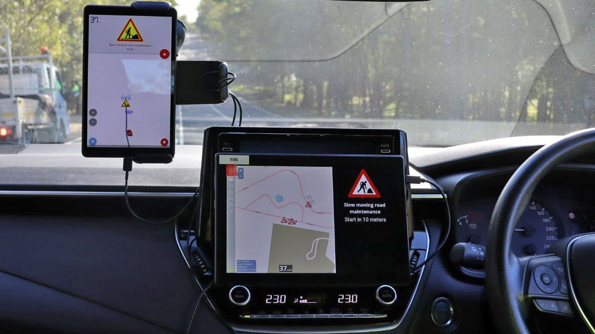 Auto mit GPS-Gerät im Innenraum.