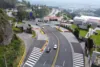 Carretera en Alemania con tráfico de coches, parte del proyecto europeo C-ITS para sistemas cooperativos de transporte inteligente.
