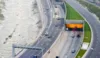 Autopista en Alemania con varios coches circulando, parte del proyecto europeo C-ITS para sistemas cooperativos de transporte inteligente.