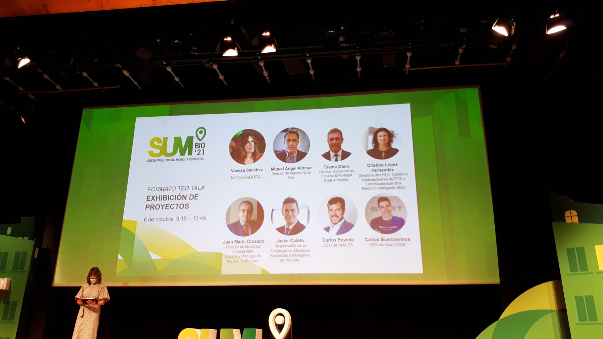 Bildschirm mit einer Gruppe von Personen darauf