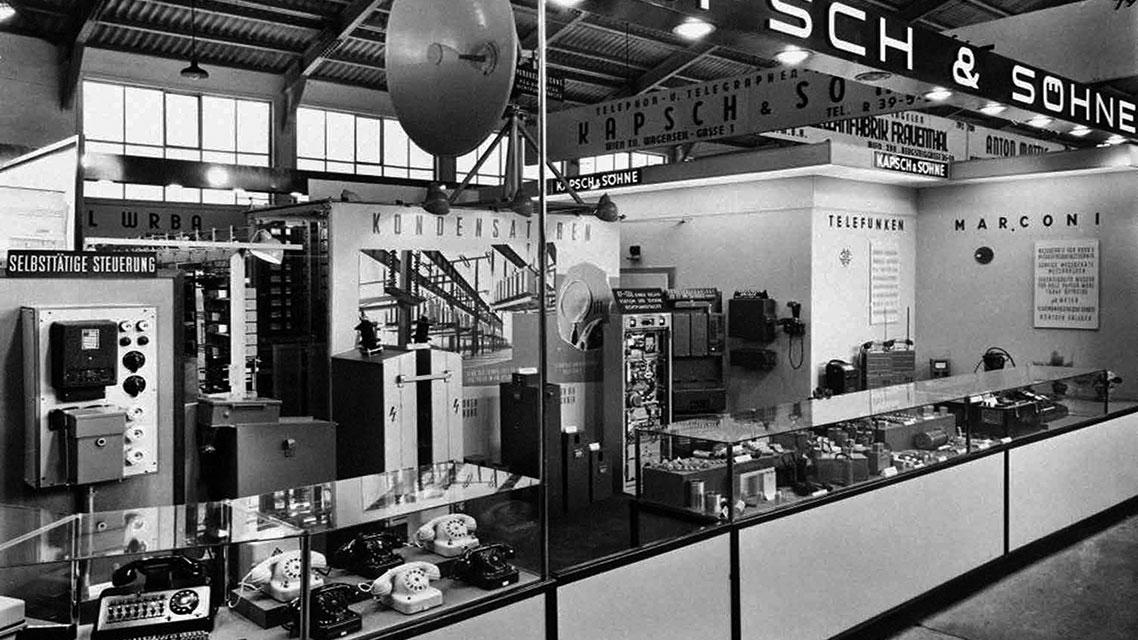 Altes Telefonhäuschen in einem Geschäft, schwarz-weiß.