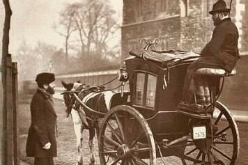 Pferdekutsche mit einem Mann auf dem Rücksitz