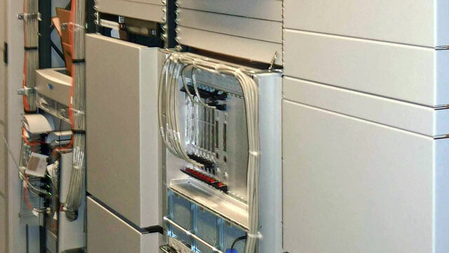 Nahaufnahme einer Maschine in einem Innenraum.