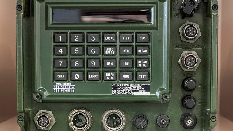 Nahaufnahme eines Maschinenbedienfelds mit elektronischen Komponenten.