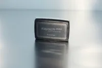 Schwarzes rechteckiges Objekt mit Text darauf.
