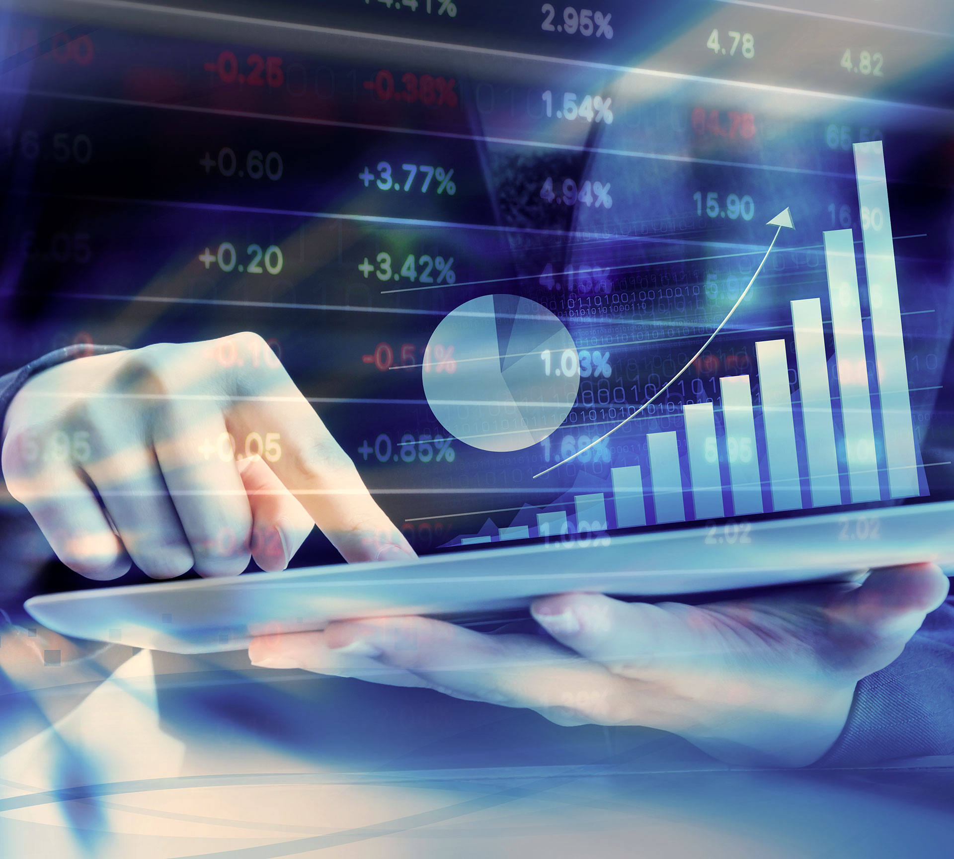 Person, die ein Tablet benutzt