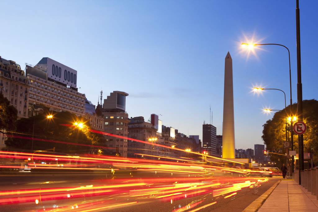 © Kapsch TrafficCom A city street with a tall tower and streetlights, illustrating urban infrastructure and traffic intelligence solutions.