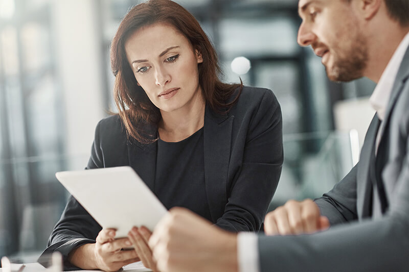 Eine Frau betrachtet ein Tablet.