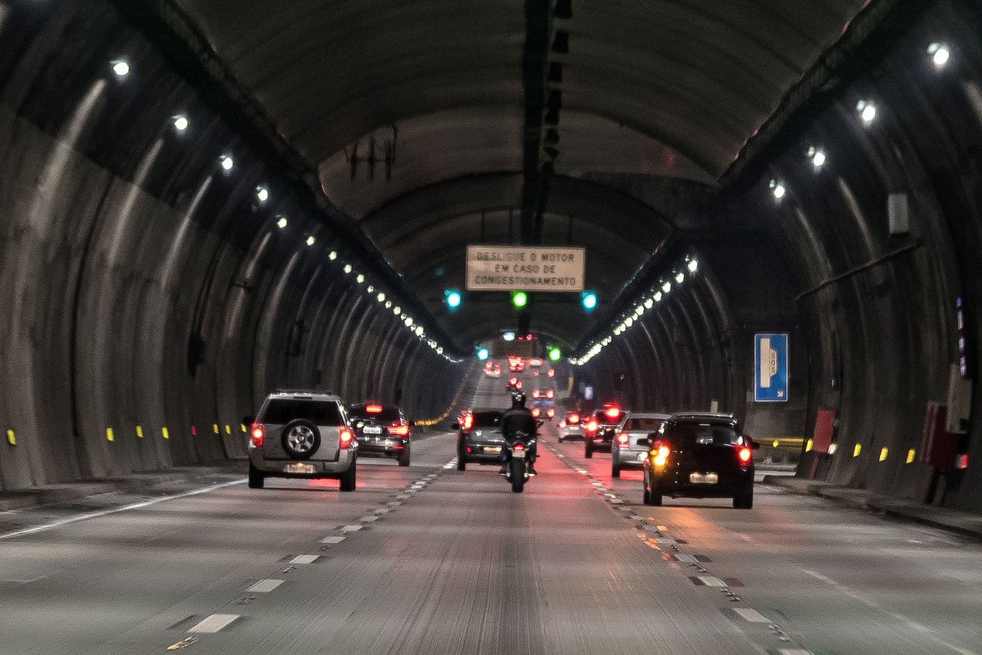 © Kapsch TrafficCom Eine Gruppe von Autos fährt durch einen Tunnel.