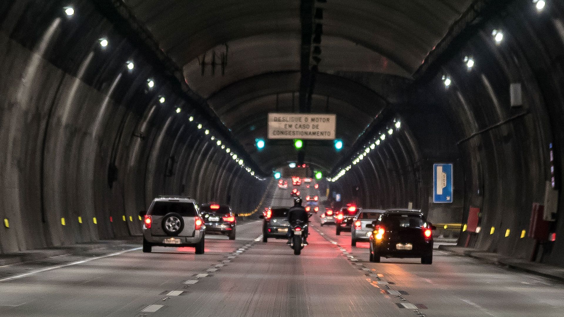 Autos fahren durch einen Tunnel im Rahmen des Kapsch Brücken- und Tunnelmanagements.