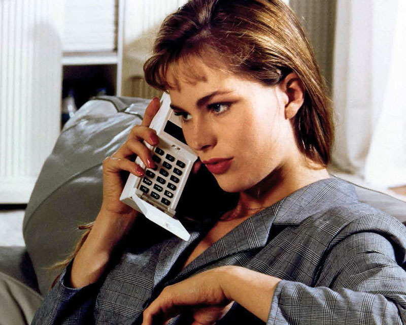 Eine Frau hält einen Taschenrechner in der Hand.