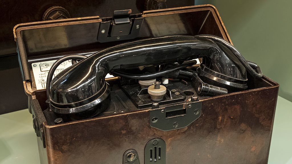 Ein Telefon in einer Schachtel, das die Geschichte der Kapsch Gruppe im Bereich der Telefonie symbolisiert.