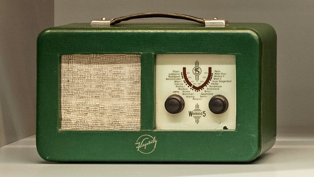 Grünes Transistorradio mit Knöpfen und Tasten, ein technischer Meilenstein von Kapsch.