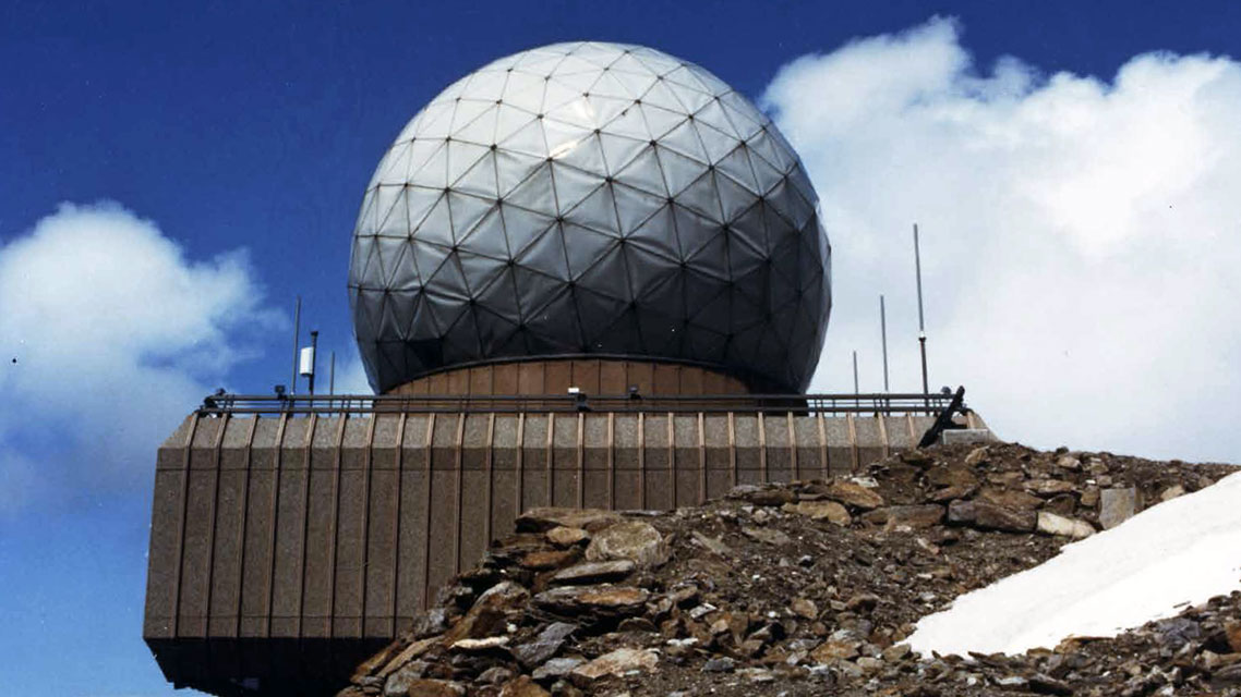 Große Kuppel eines Gebäudes, möglicherweise ein Observatorium, vor einem bewölkten Himmel.