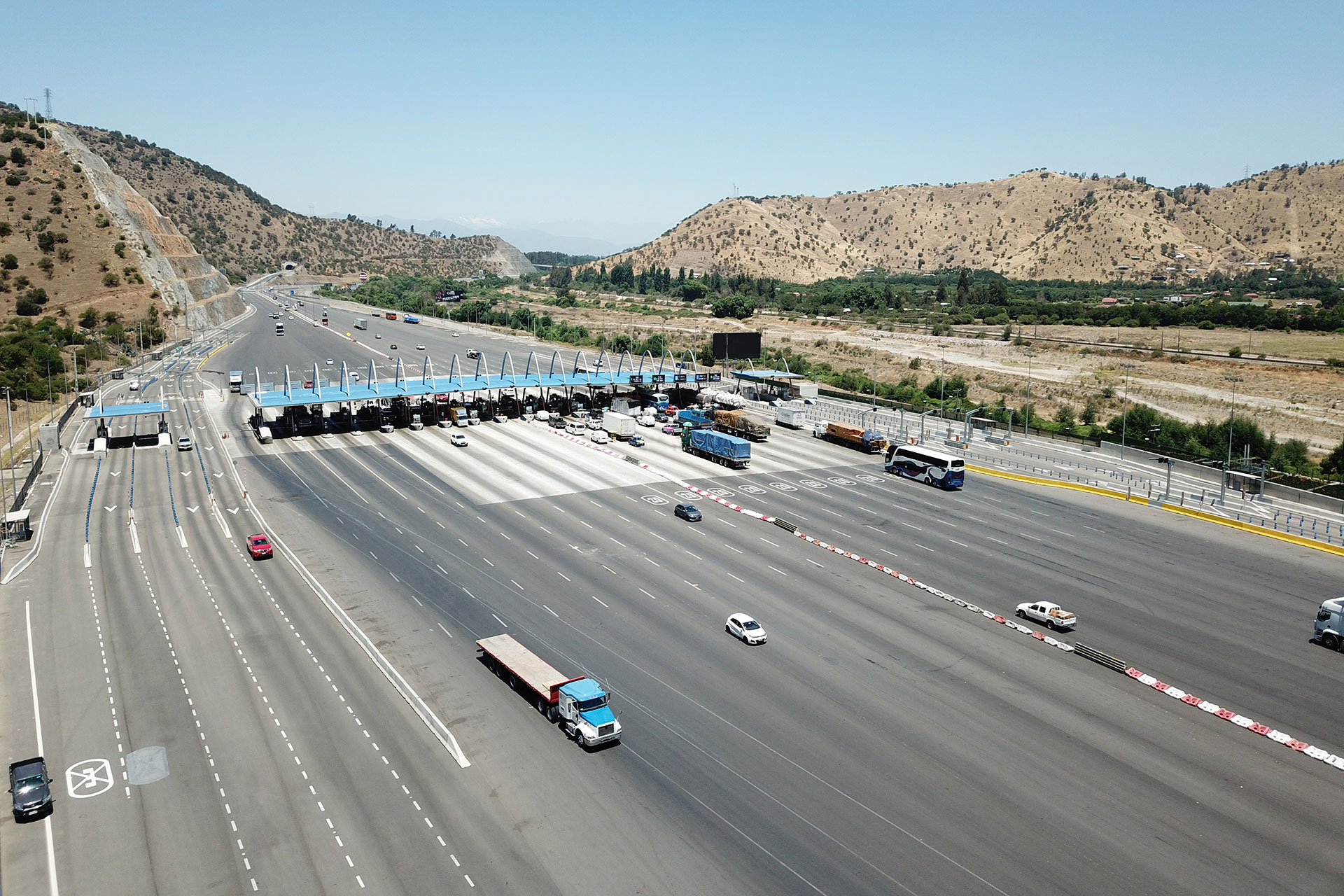 Autobahn mit fahrenden Fahrzeugen und Brücke, Teil des Kapsch TrafficCom Referenzprojekts für fortschrittliche Mobilitätslösungen.
