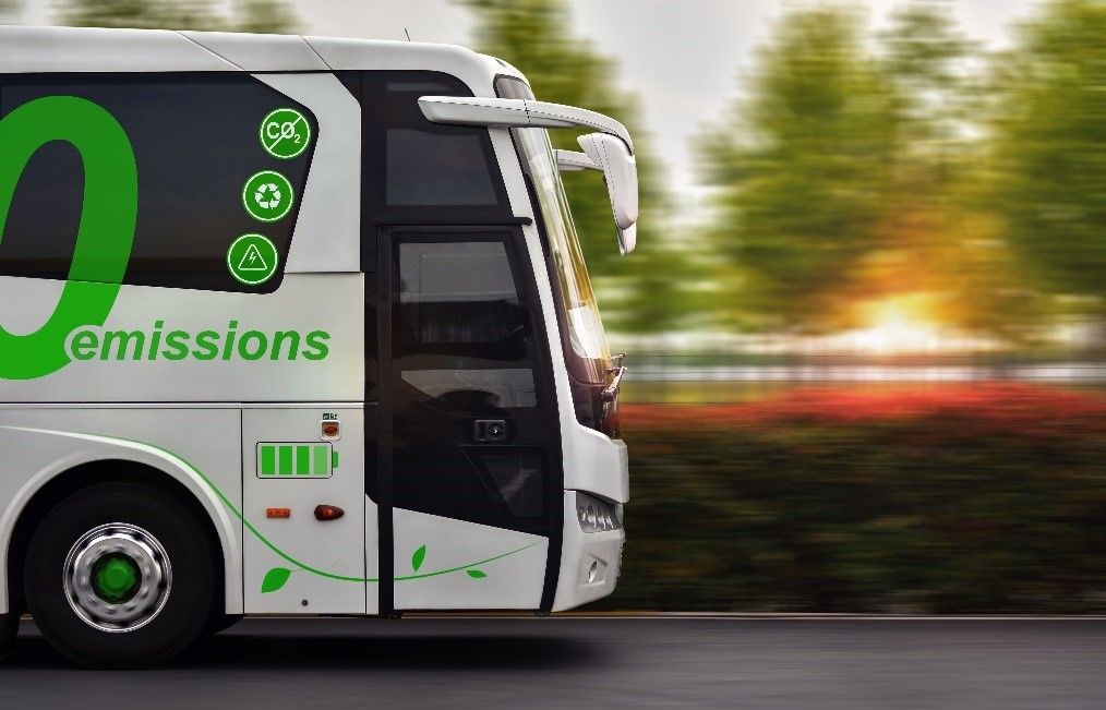 Ein weißer Bus auf der Straße