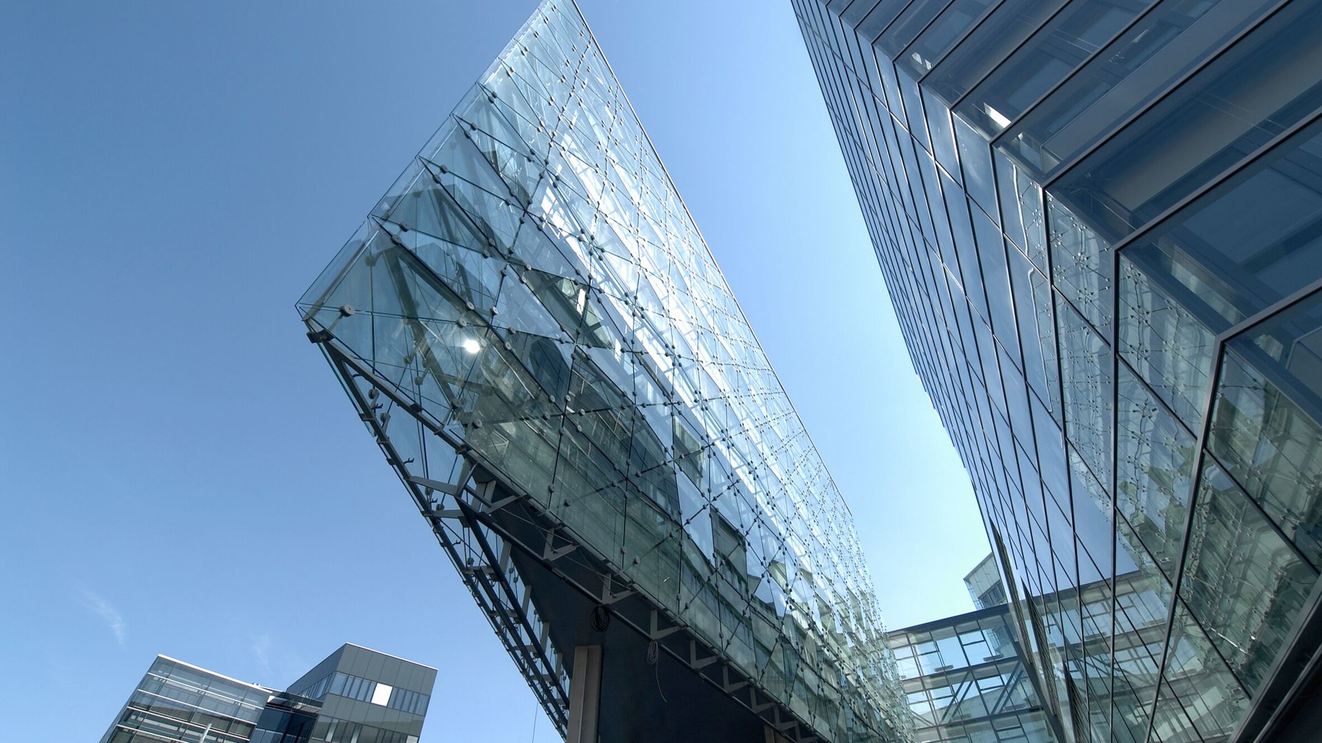 Glasgebäude mit moderner Architektur im urbanen Umfeld.