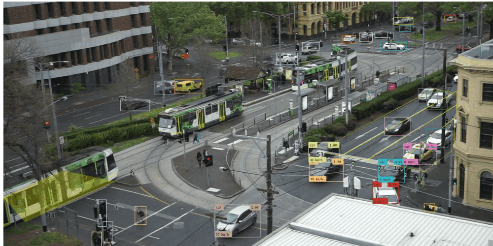 Stadtstraße mit Autos und Bussen