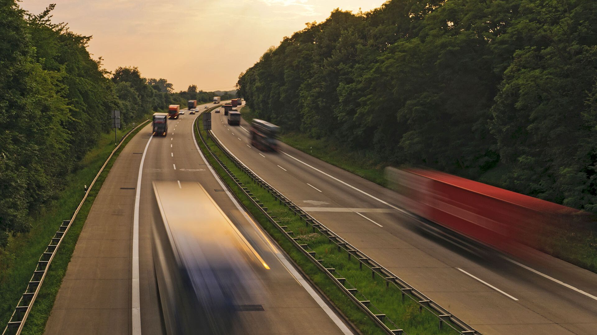 Autobahn mit Autos darauf
