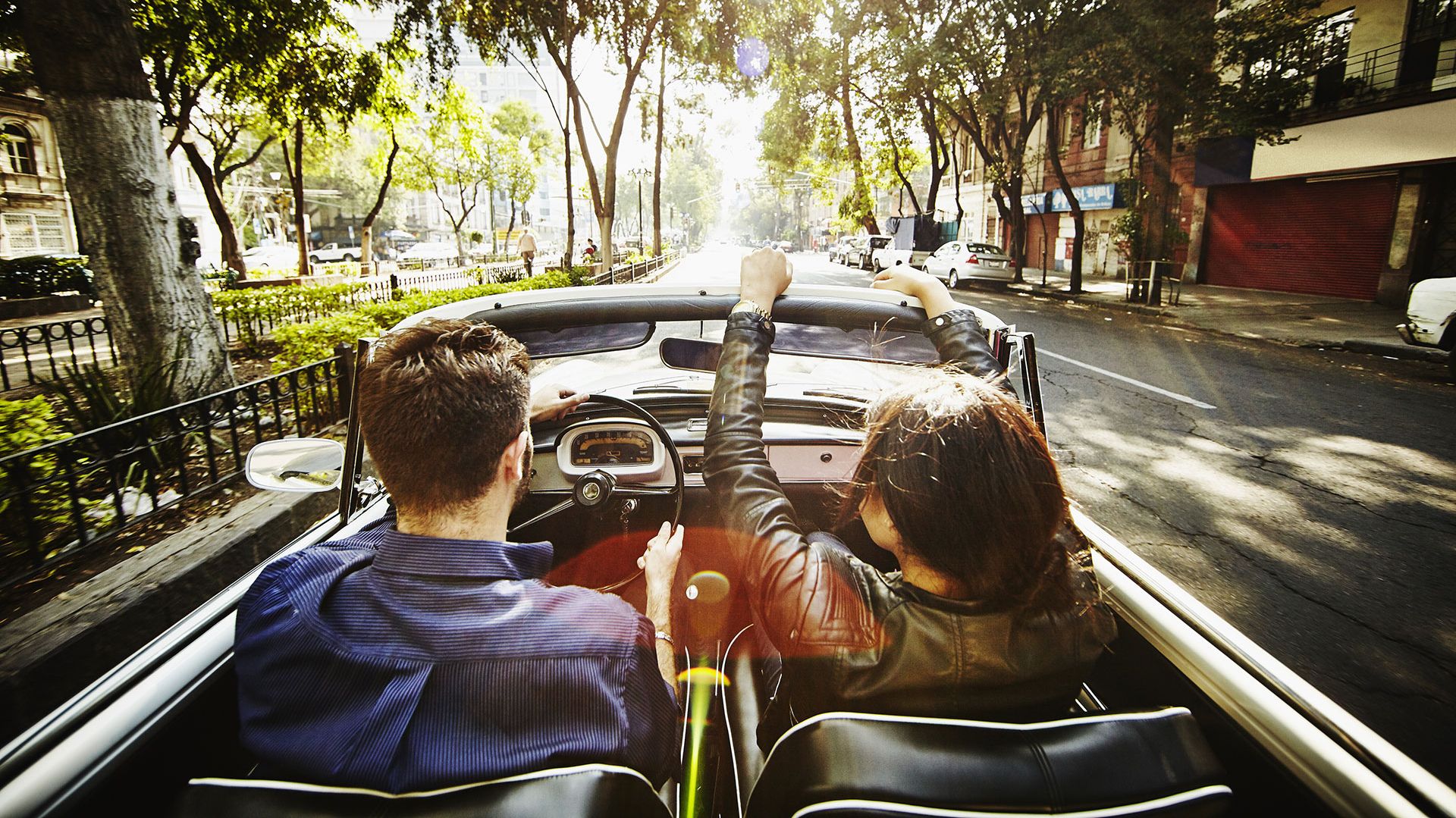 Mann und Frau in einem Cabriolet.