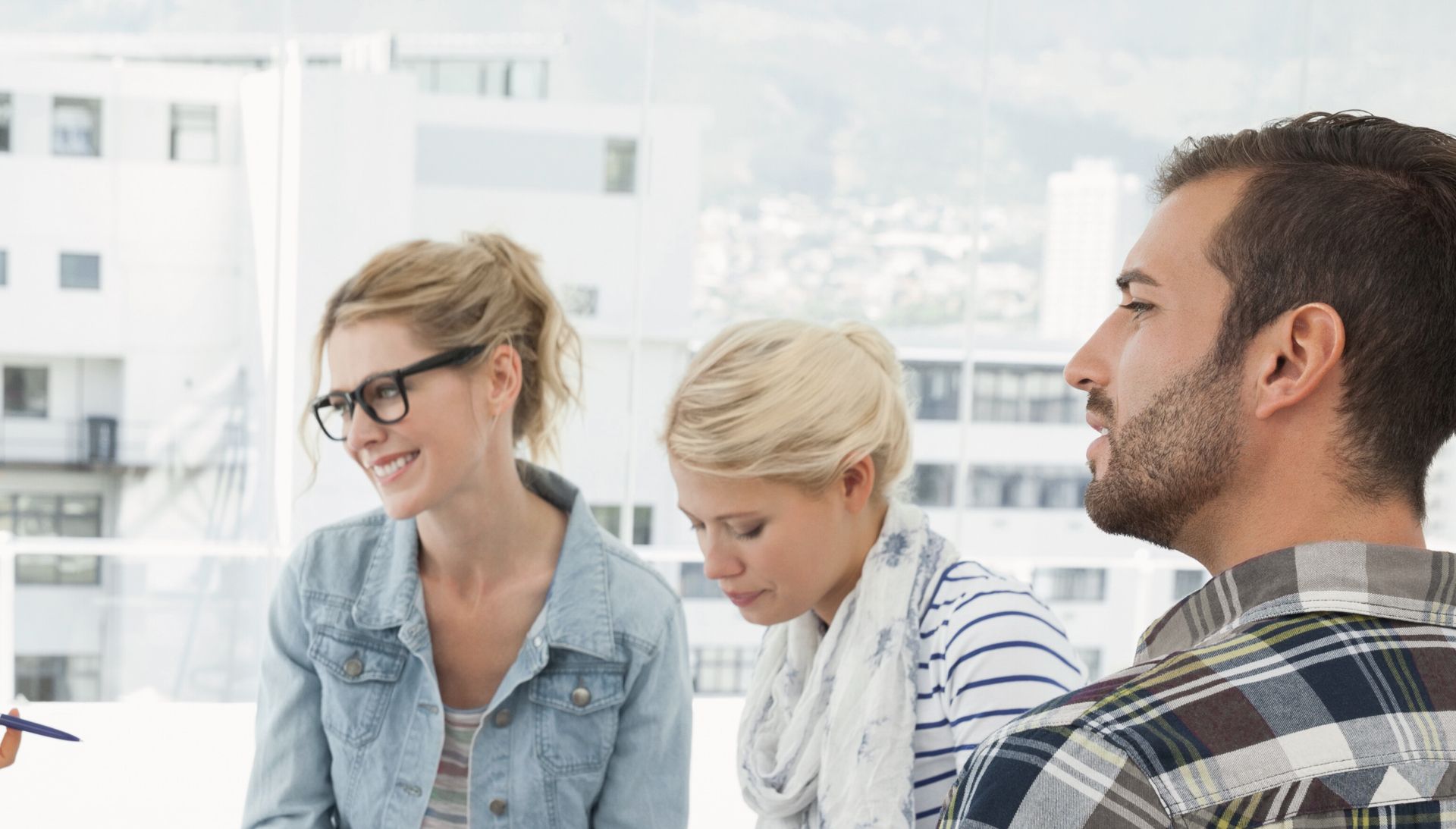 Eine Gruppe von Menschen sitzt im Kreis auf Stühlen.