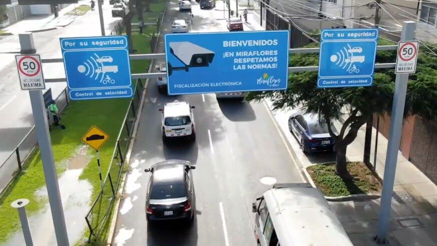 Straße mit Autos und Verkehrsschildern