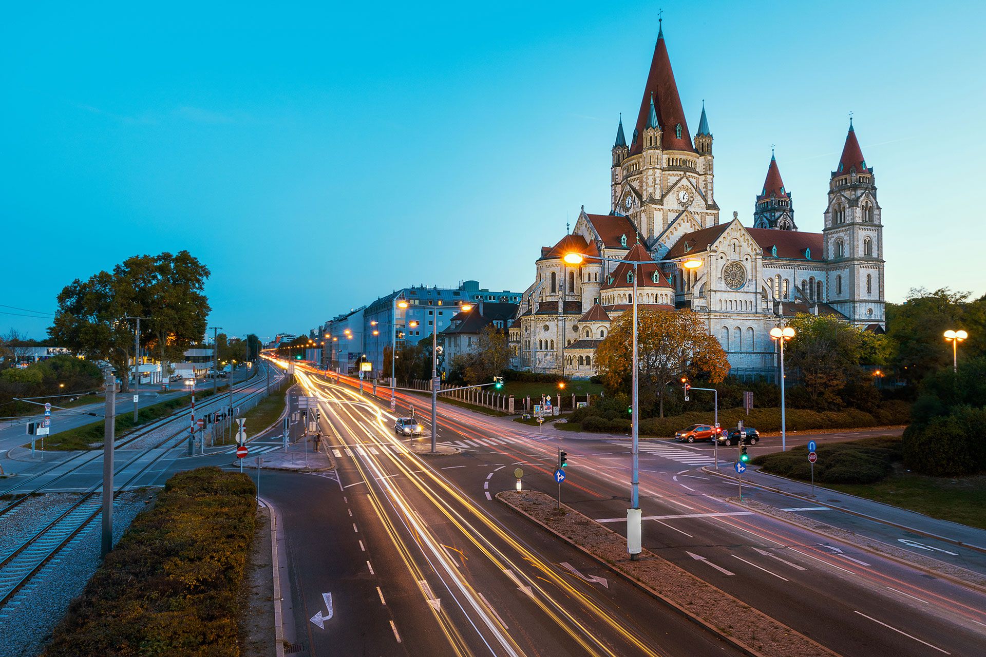 Eine Straße mit einem großen Gebäude und einer Straßenlaterne.