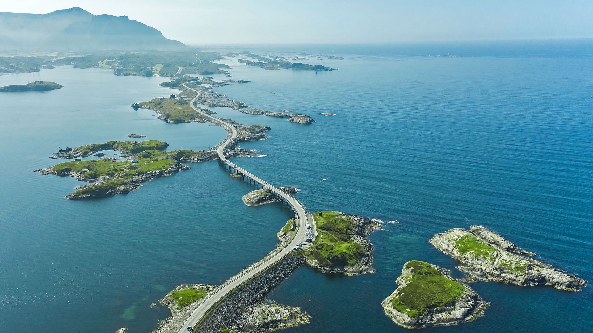 Eine Straße überquert eine Insel, umgeben von Wasser.