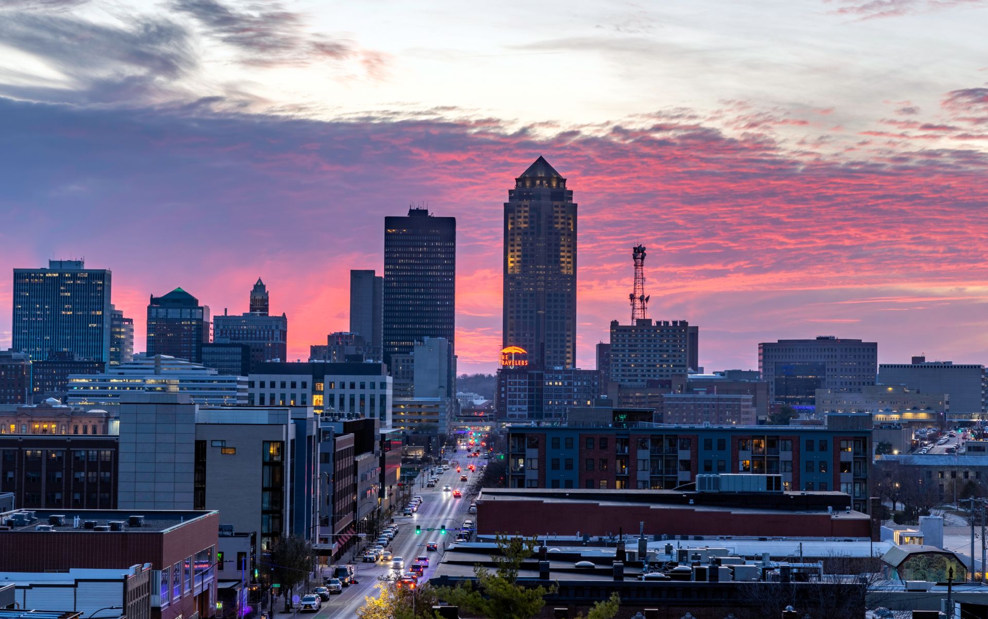 Stadtansicht mit Straße und Gebäuden bei Sonnenuntergang