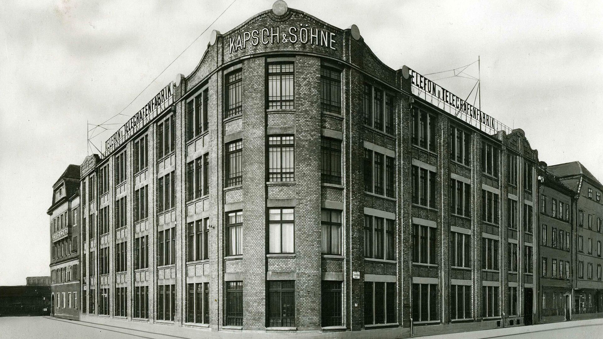 Schwarz-Weiß-Foto eines Gebäudes mit Fenstern und Fassade.