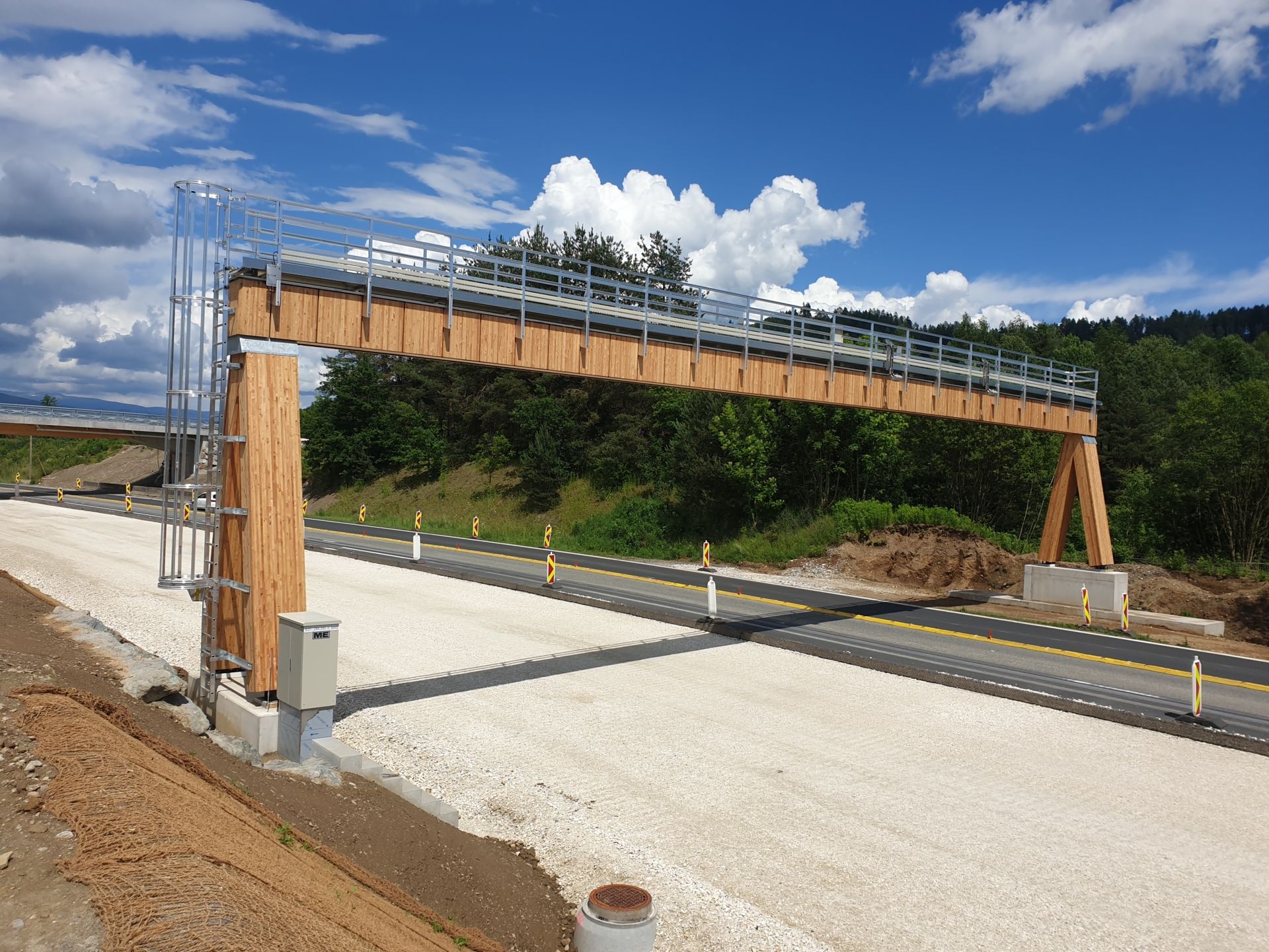 Ecological gantry 1 (frontal view)